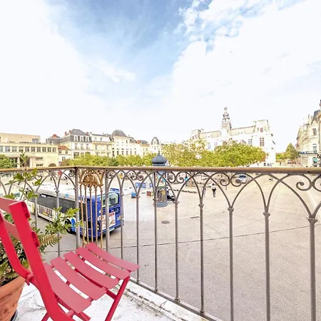 Le Castille D'or Elegant, En Face De L'hotel De Lejlighed Poitiers
