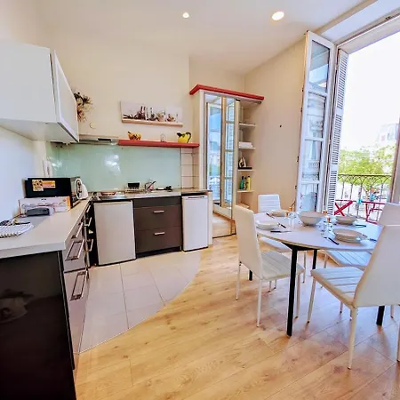 Le Castille D'or Elegant, En Face De L'hotel De Apartment