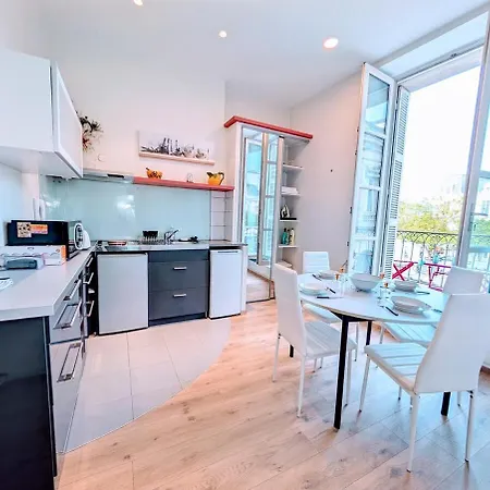 Le Castille D'or Elegant, En Face De L'hotel De *