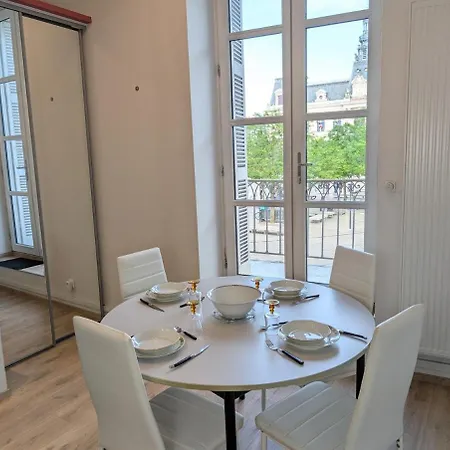 Le Castille D'or Elegant, En Face De L'hotel De Poitiers