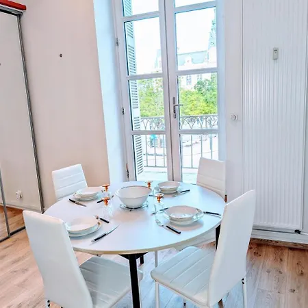 Le Castille D'or Elegant, En Face De L'hotel De *