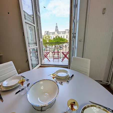 Le Castille D'or Elegant, En Face De L'hotel De Apartment
