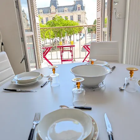 Le Castille D'or Elegant, En Face De L'hotel De Apartment Poitiers