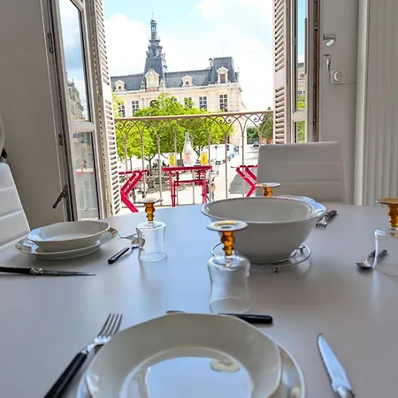 Le Castille D'or Elegant, En Face De L'hotel De Poitiers