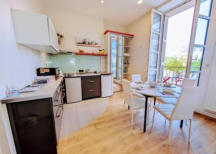 Le Castille D'or Elegant, En Face De L'hotel De Apartment