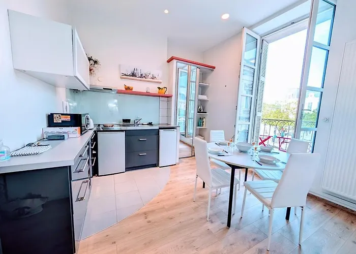 Le Castille D'or Elegant, En Face De L'hotel De *