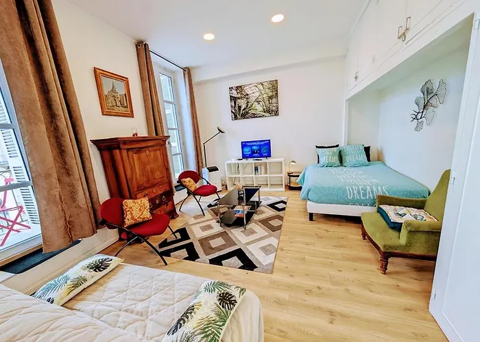 Le Castille D'or Elegant, En Face De L'hotel De *