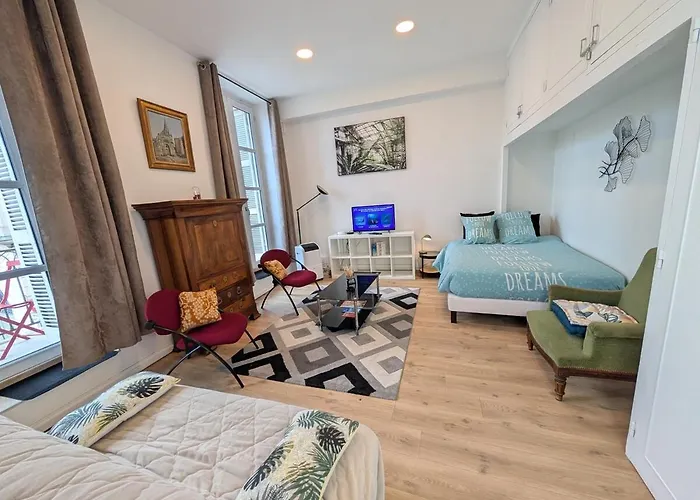 Le Castille D'or Elegant, En Face De L'hotel De Poitiers