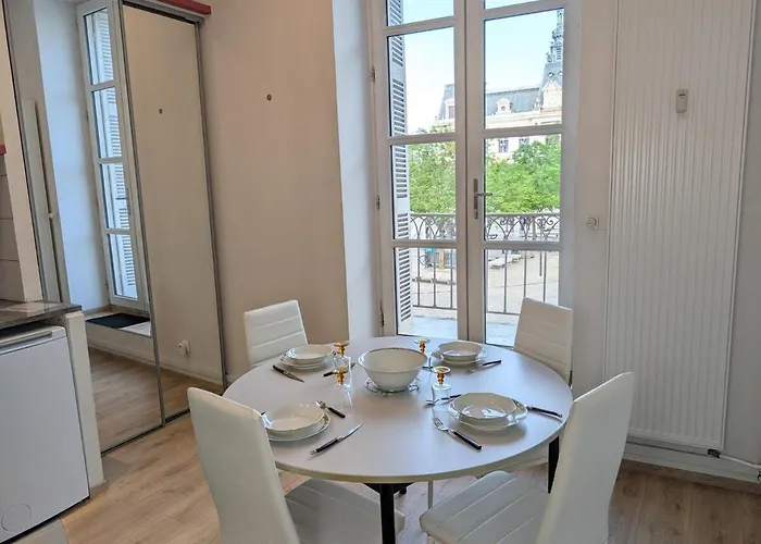 Le Castille D'or Elegant, En Face De L'hotel De Poitiers