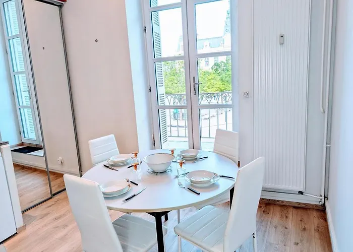 Le Castille D'or Elegant, En Face De L'hotel De *