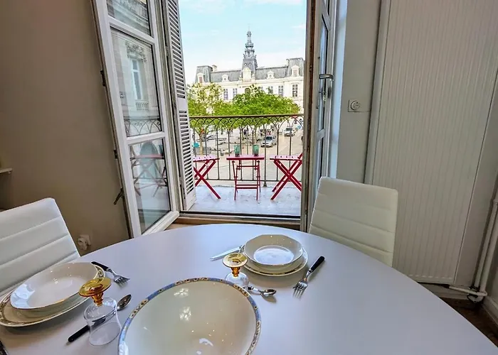 Le Castille D'or Elegant, En Face De L'hotel De Apartment
