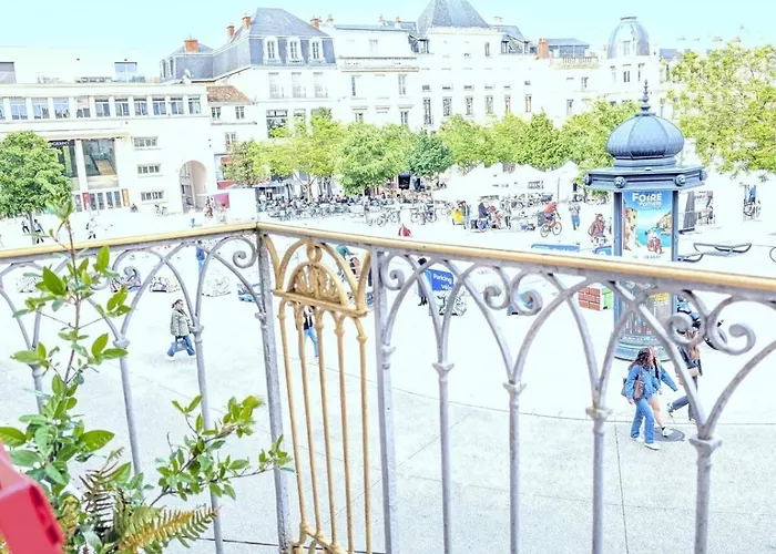 Le Castille D'or Elegant, En Face De L'hotel De * Poitiers