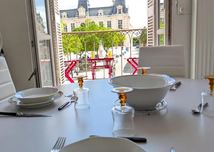 Le Castille D'or Elegant, En Face De L'hotel De Poitiers